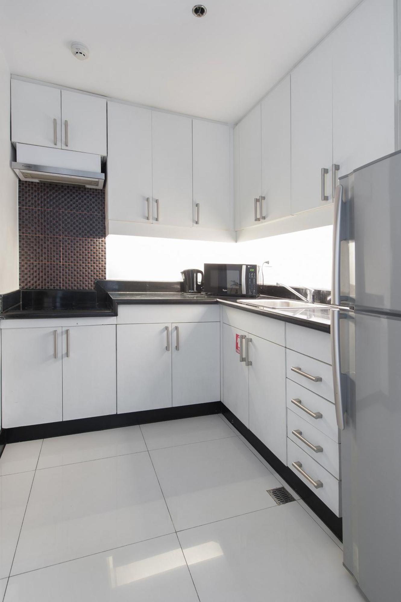 Y2 Residence Hotel Managed By Hii Makati City Room photo
