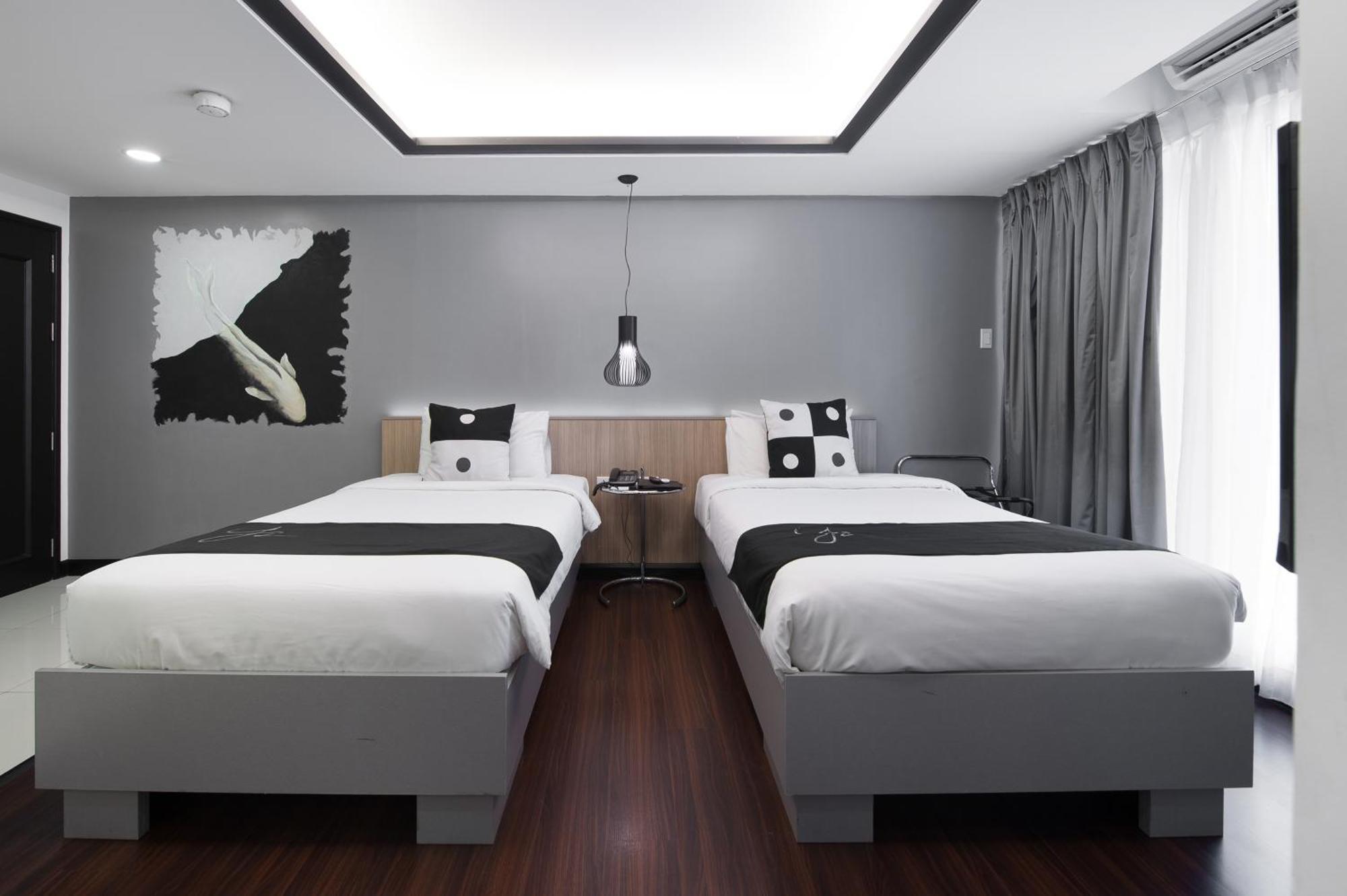 Y2 Residence Hotel Managed By Hii Makati City Room photo